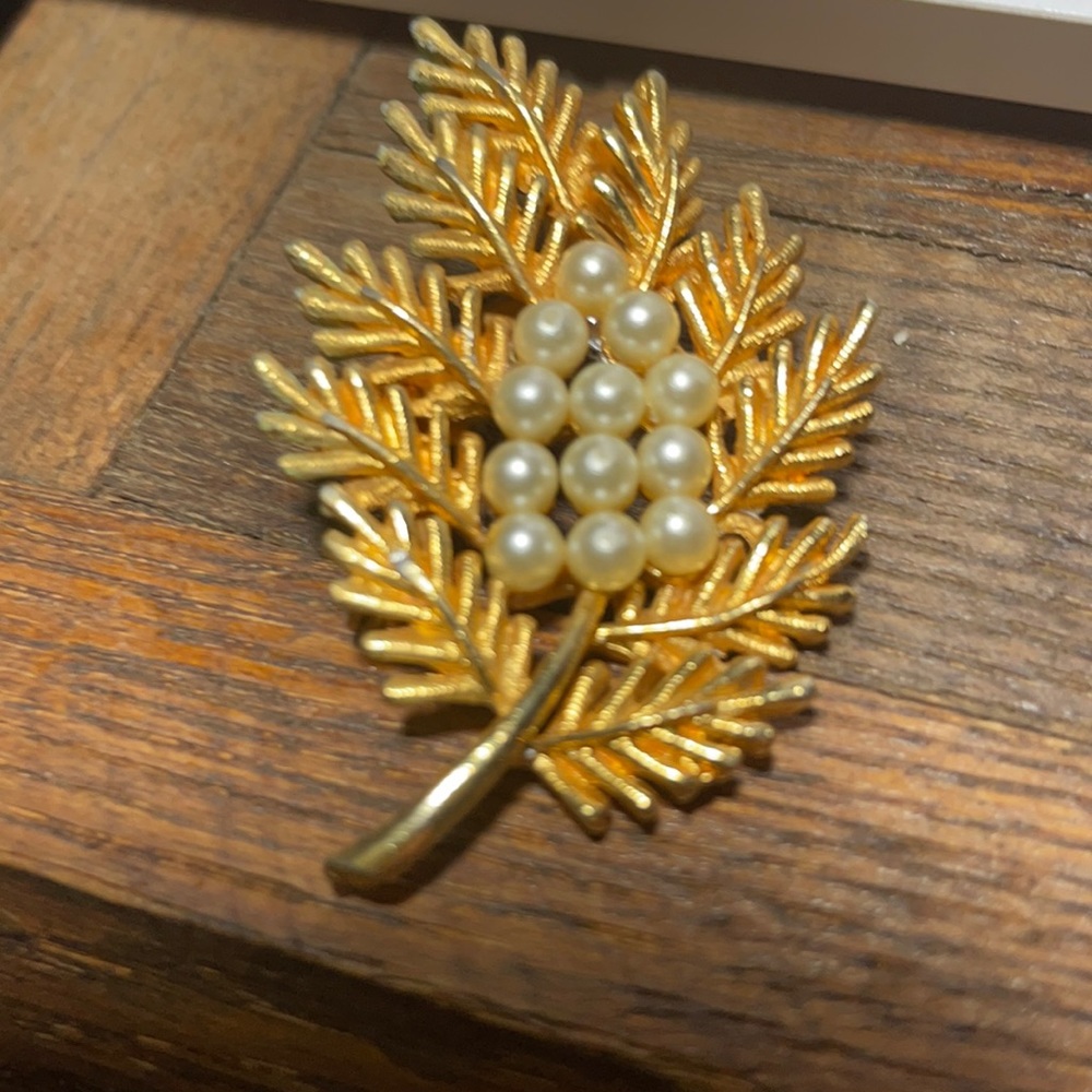 1960 GOLD LEAF WITH 12 FAUX PEARLS BEADS GORGEOUS